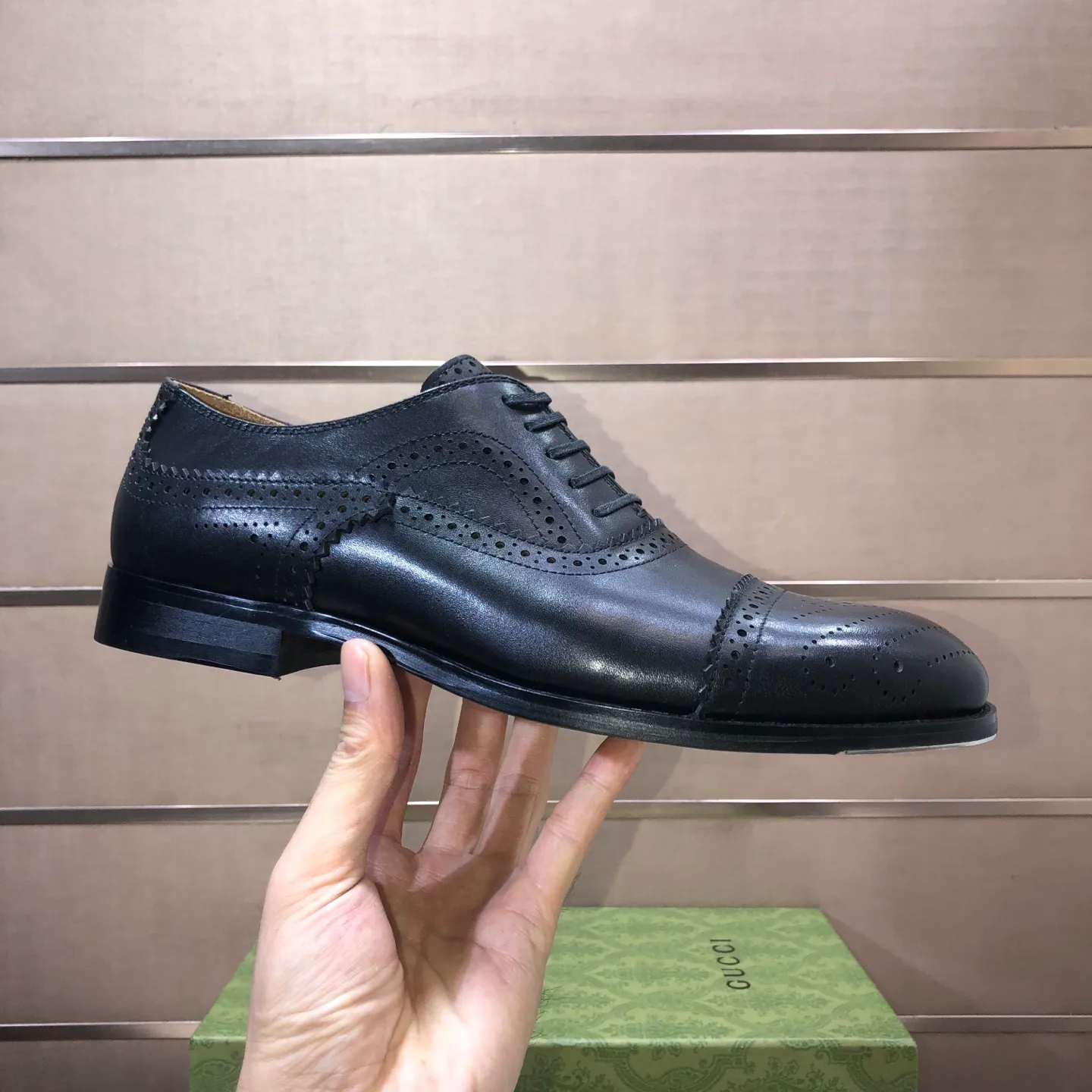 Men's shoes 💰660💰 Brand: GUCCI (Gucci) Standard code: Men's size 38/44 (45/46 can be customized) Grade: Same as the official website Original quality Material: Original cowhide Water-dyed cowhide lining Original rubber outsole Style category: Men's fashionable casual leather shoes Distinguished big-name luxury elements top luxury Color: Actual picture